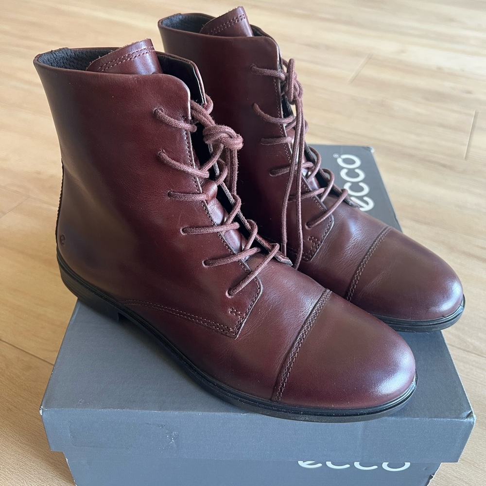 Ecco Touch 15 lace up boots in Burgundy